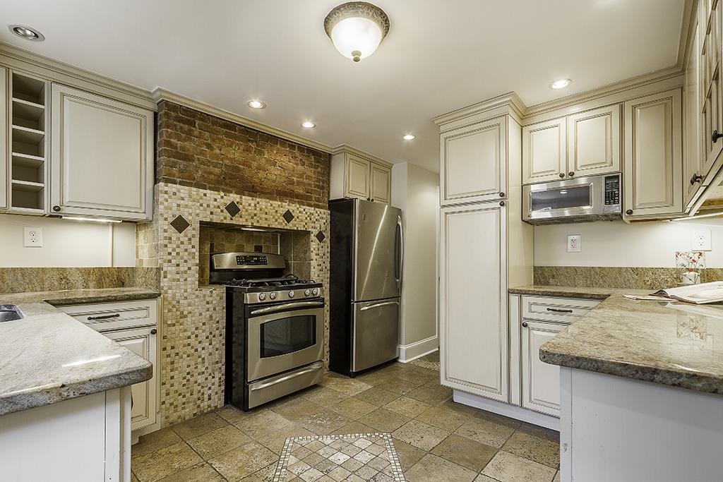 18 WEST HAMILTON PL