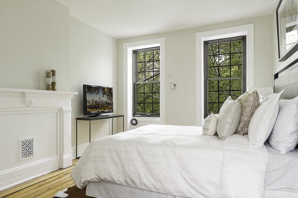 18 WEST HAMILTON PL