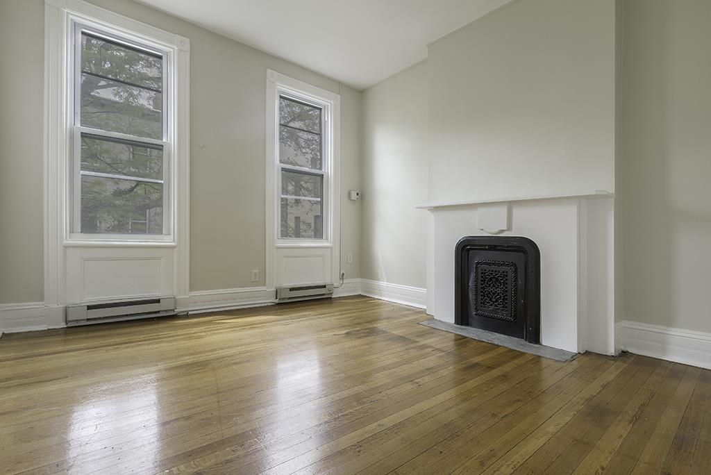 18 WEST HAMILTON PL