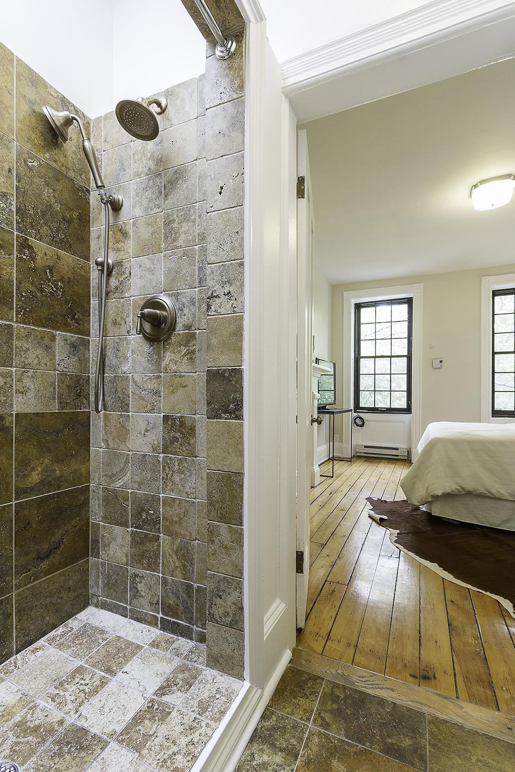 18 WEST HAMILTON PL
