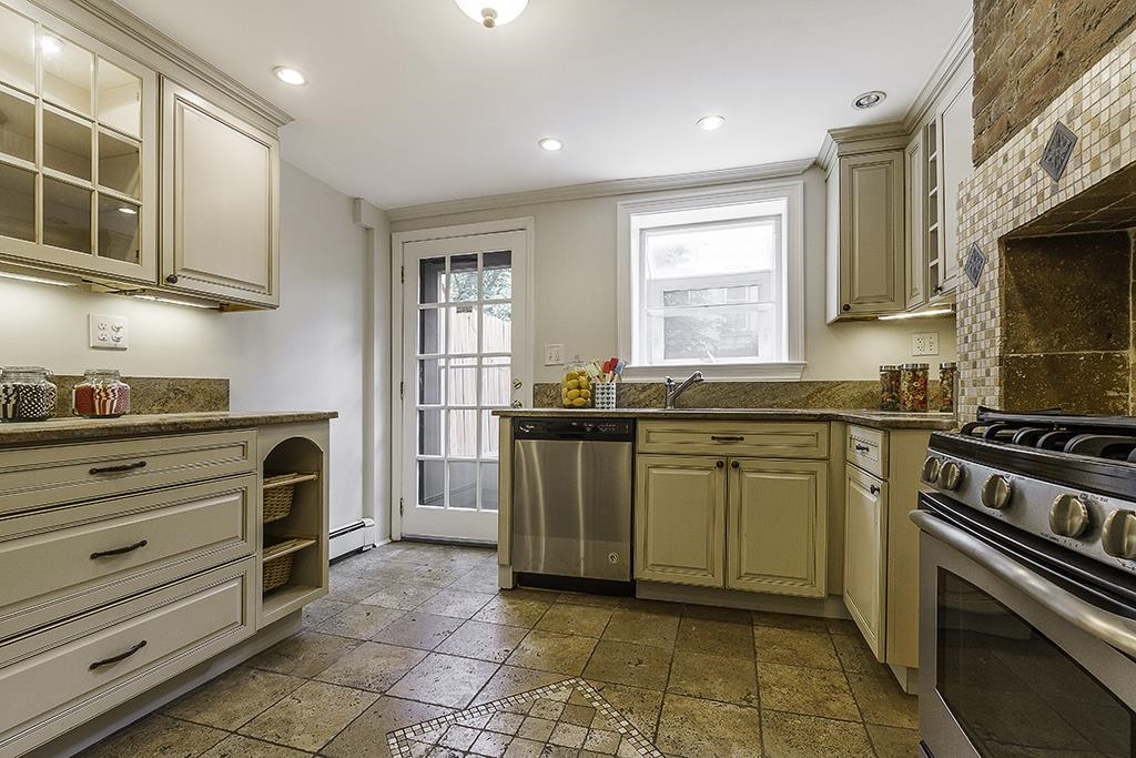 18 WEST HAMILTON PL