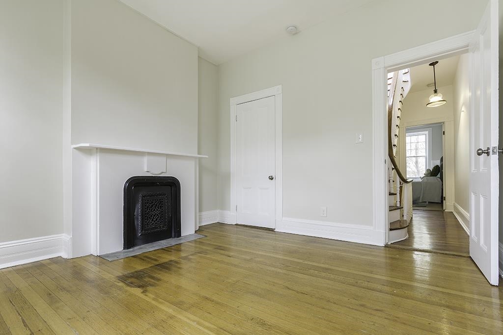 18 WEST HAMILTON PL