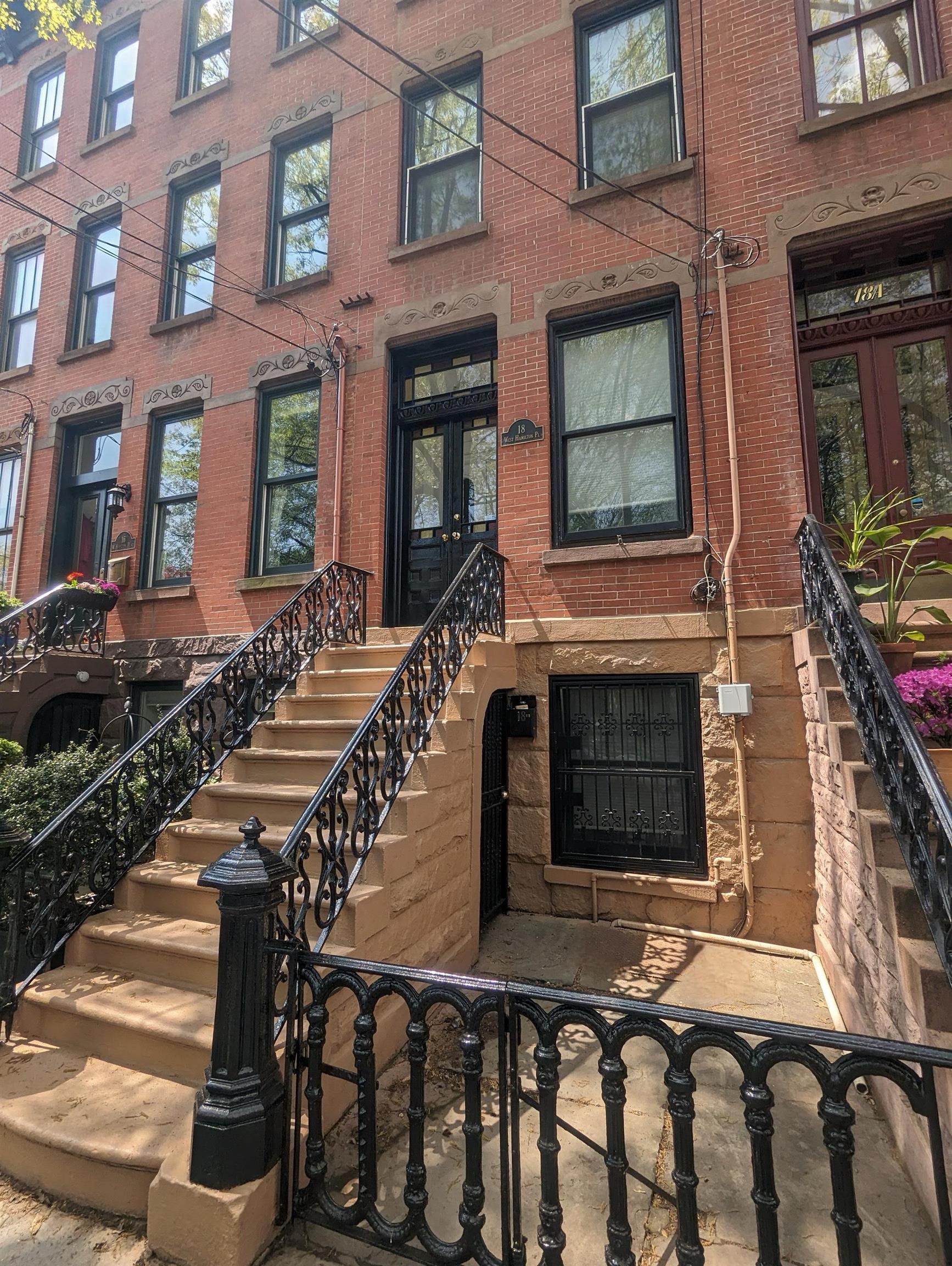 18 WEST HAMILTON PL