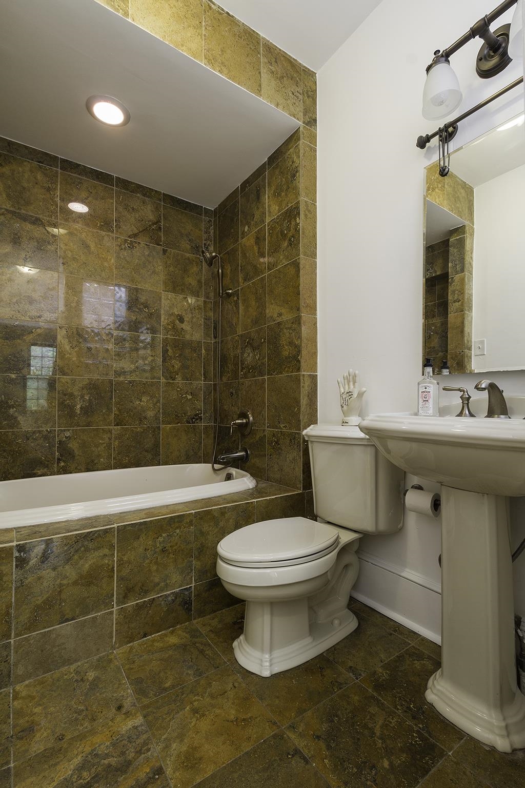 18 WEST HAMILTON PL