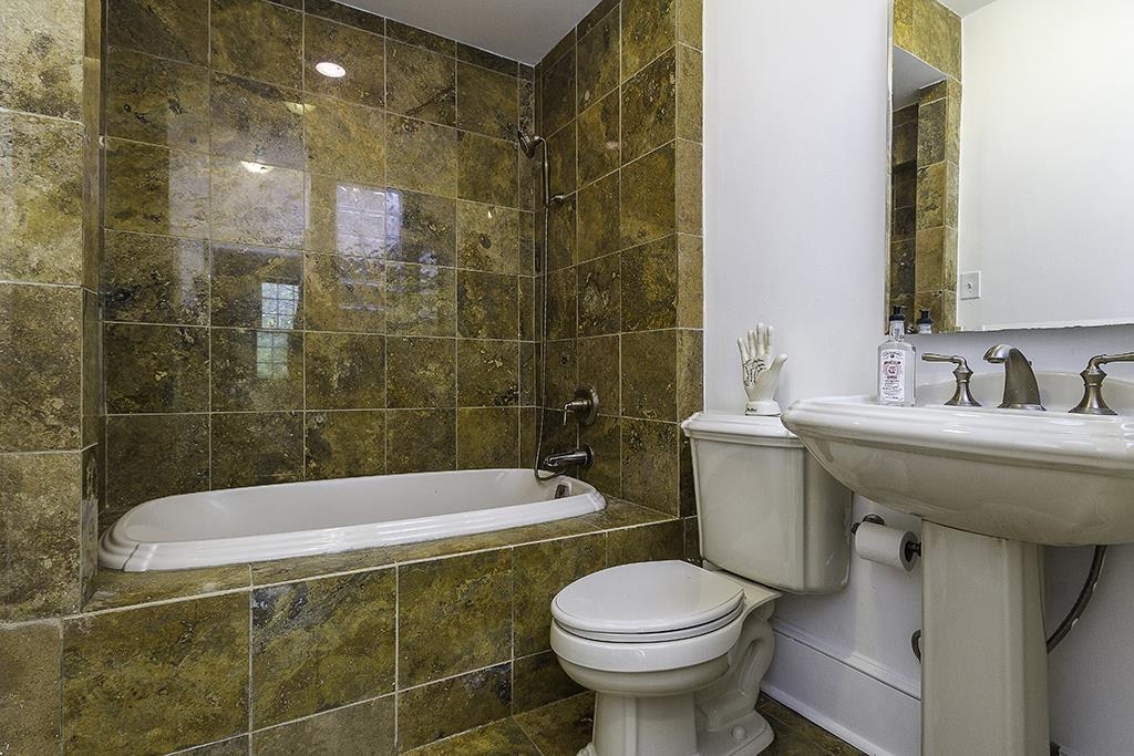 18 WEST HAMILTON PL