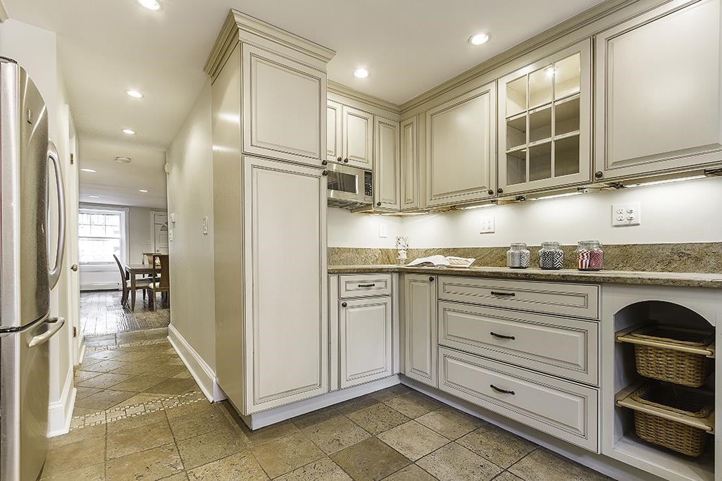 18 WEST HAMILTON PL