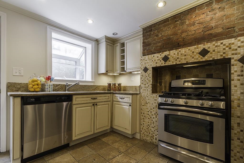 18 WEST HAMILTON PL