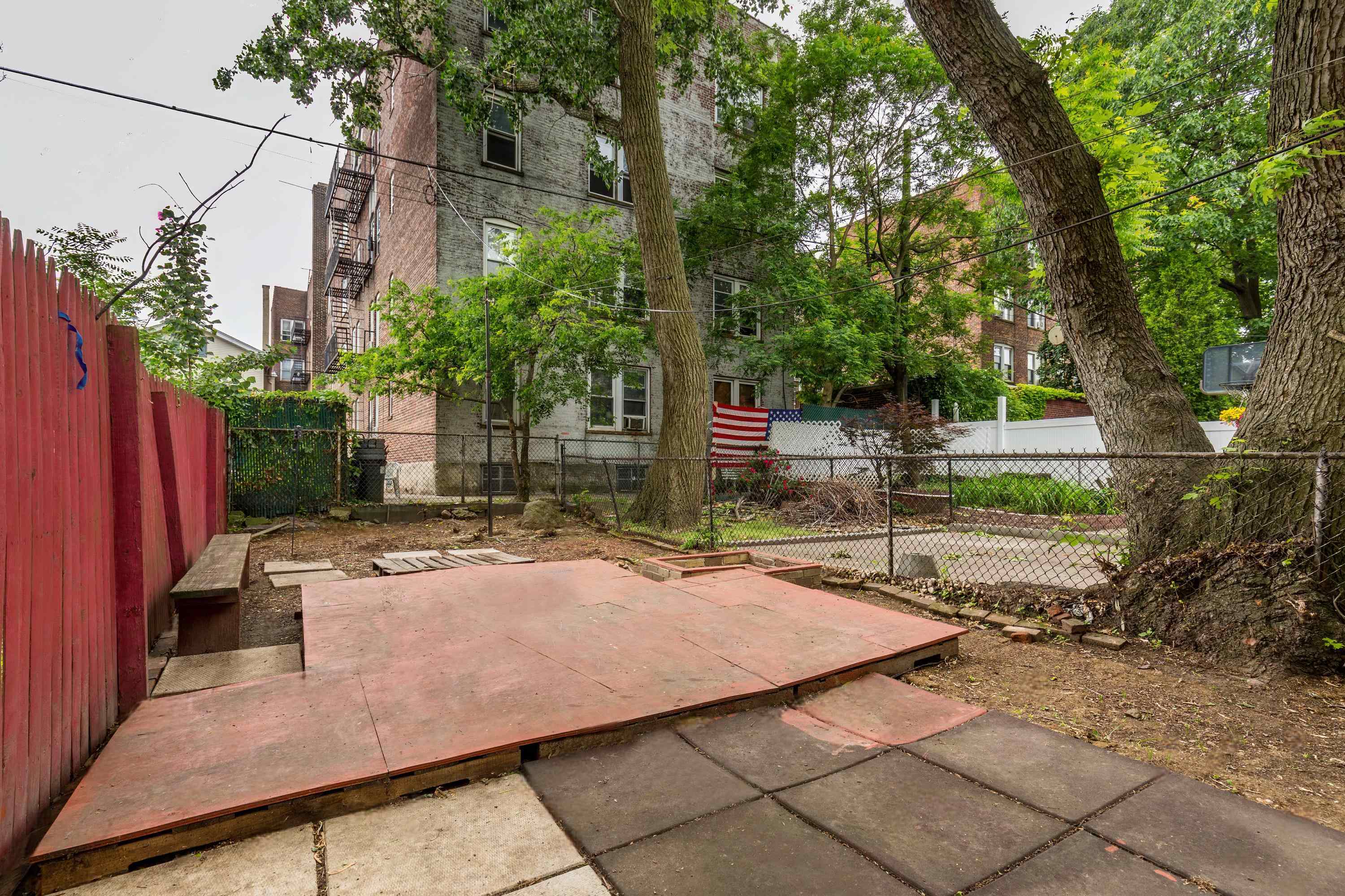 129 HUTTON ST