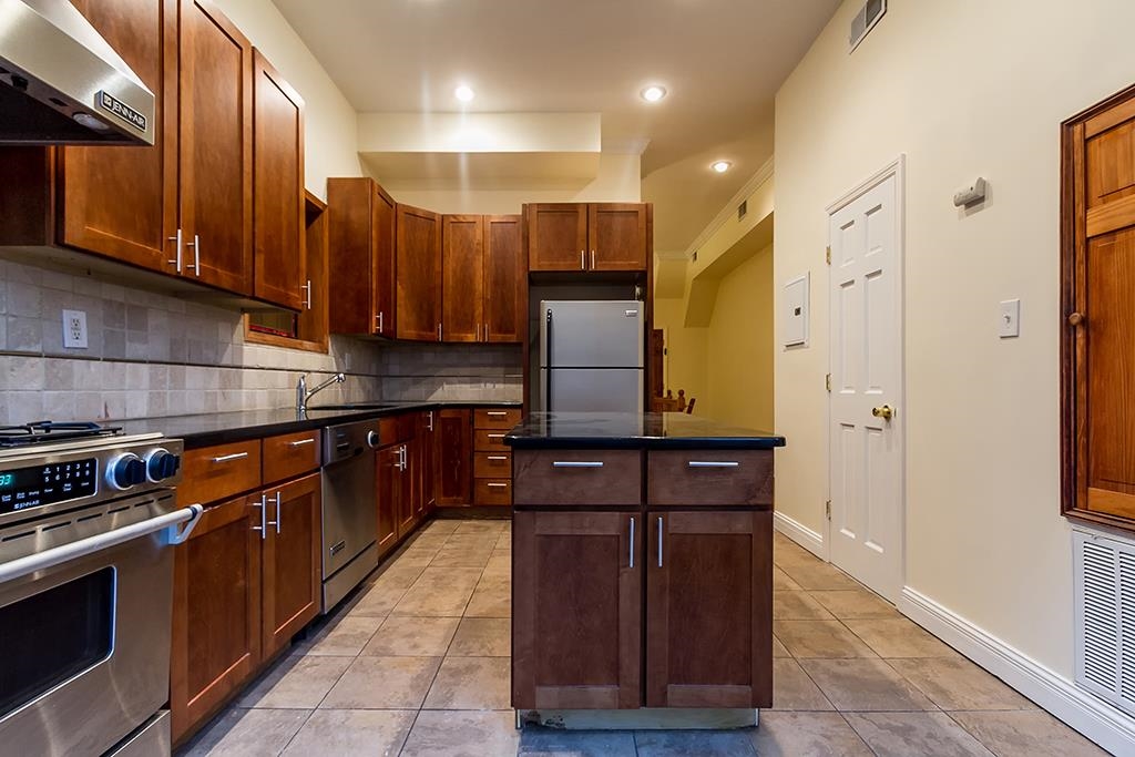 121 PALISADE AVE