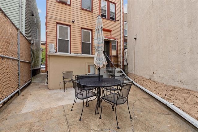 206 ANGELIQUE ST Unit: 1