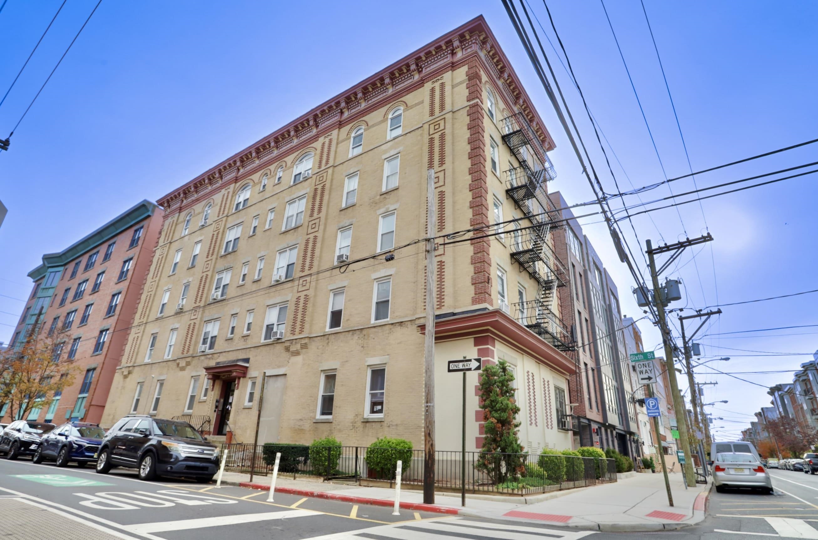 533 MONROE ST Unit: 3A