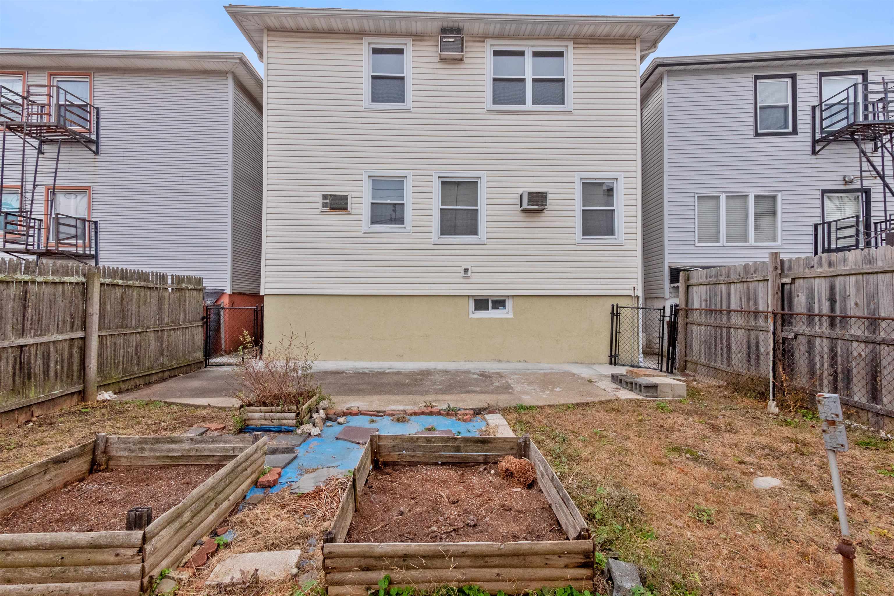 8 COLONIAL DR