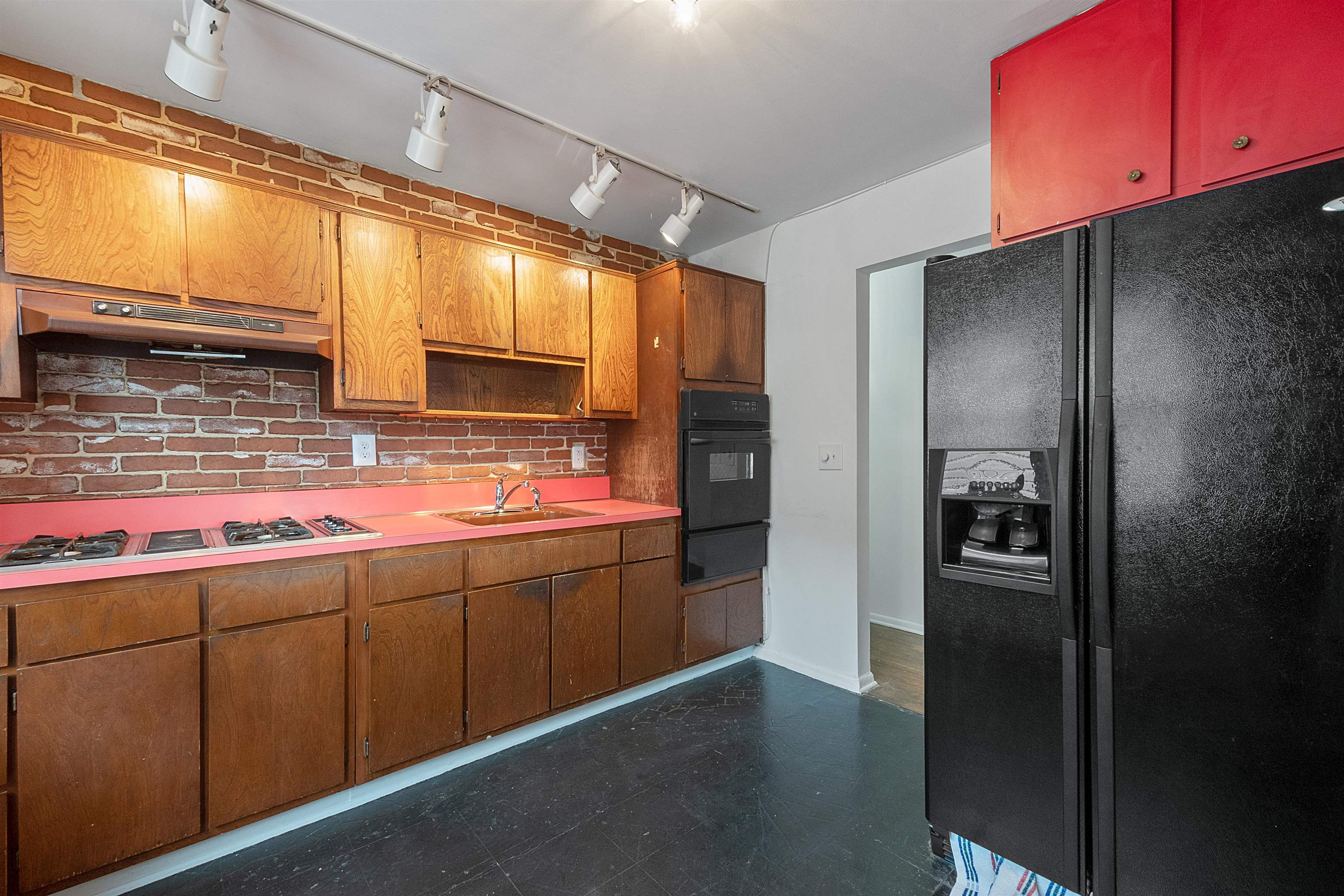 8 COLONIAL DR