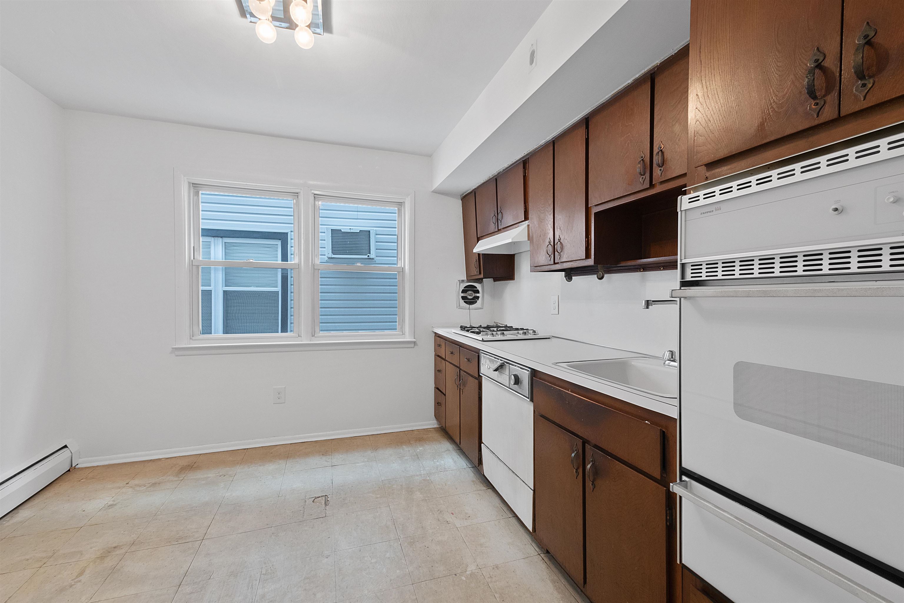 8 COLONIAL DR