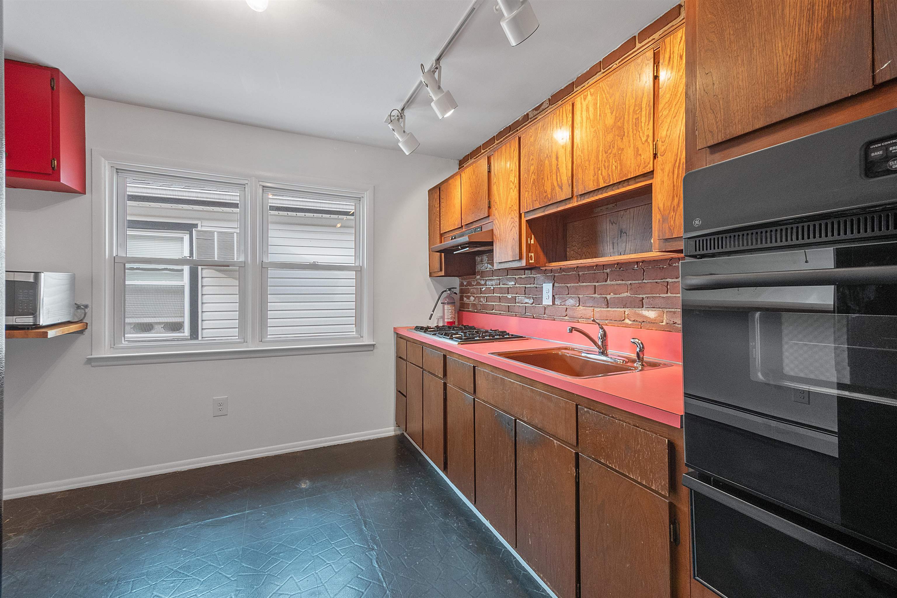 8 COLONIAL DR