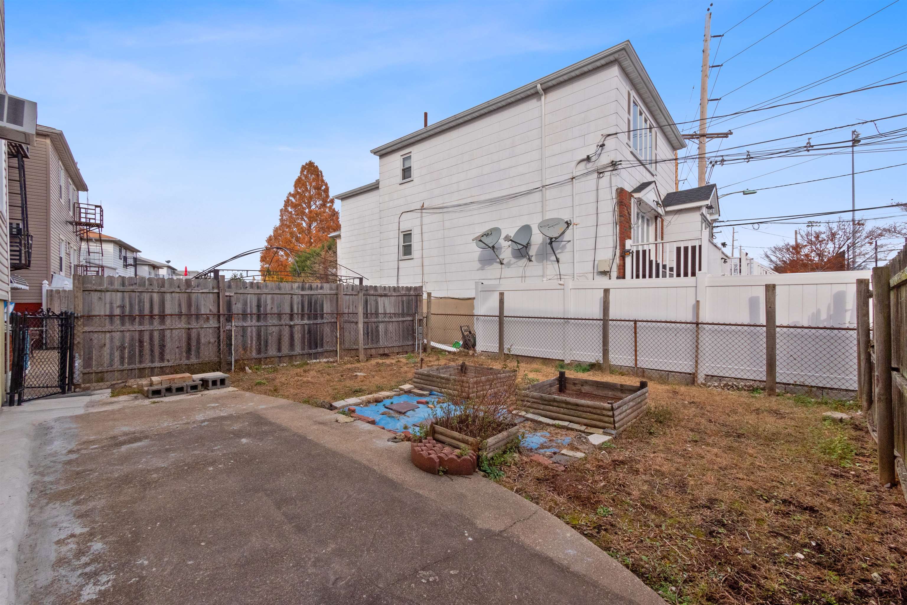 8 COLONIAL DR