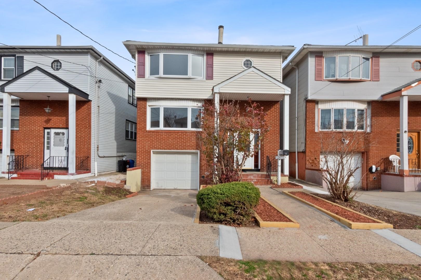 8 COLONIAL DR