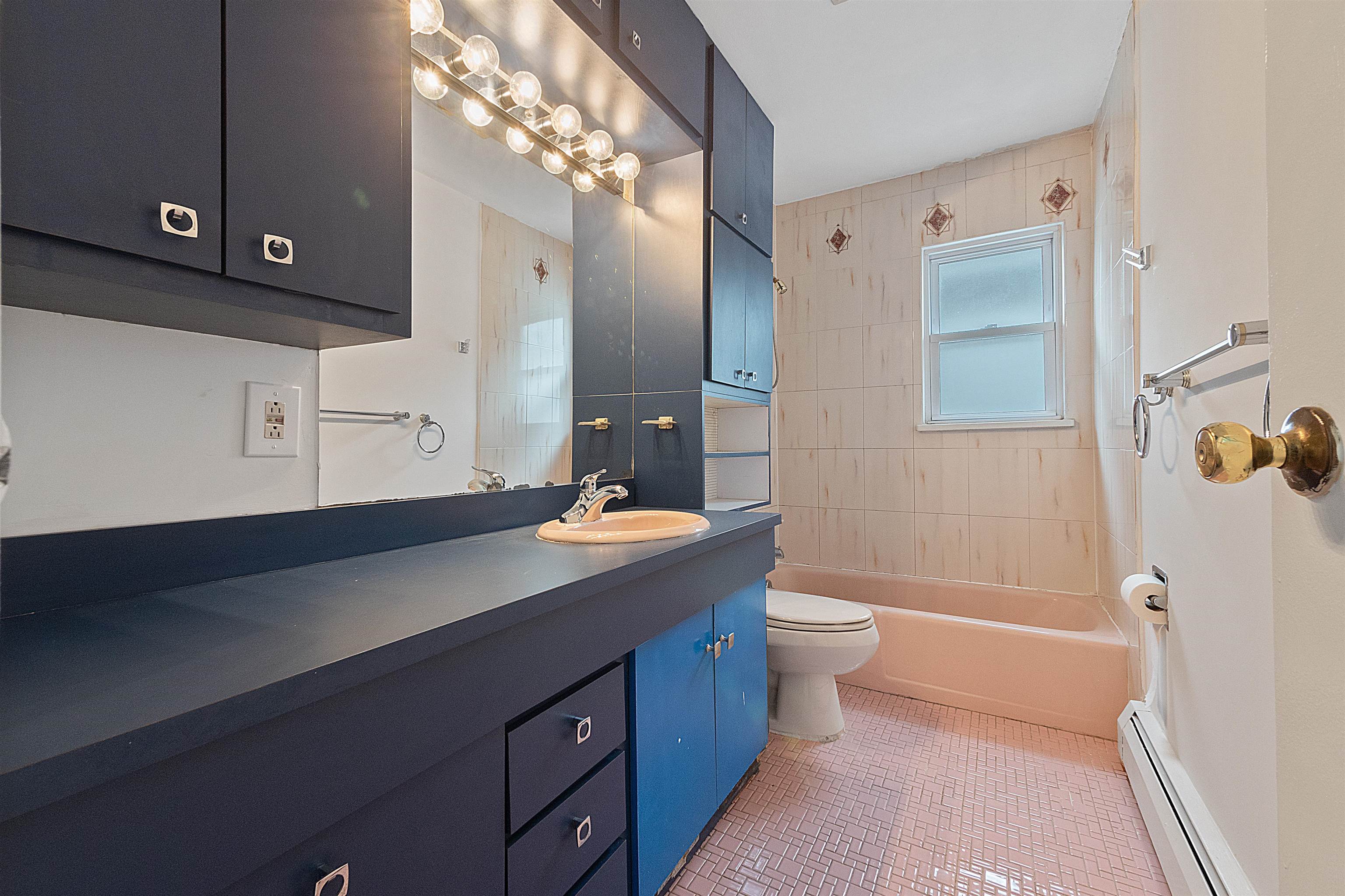 8 COLONIAL DR