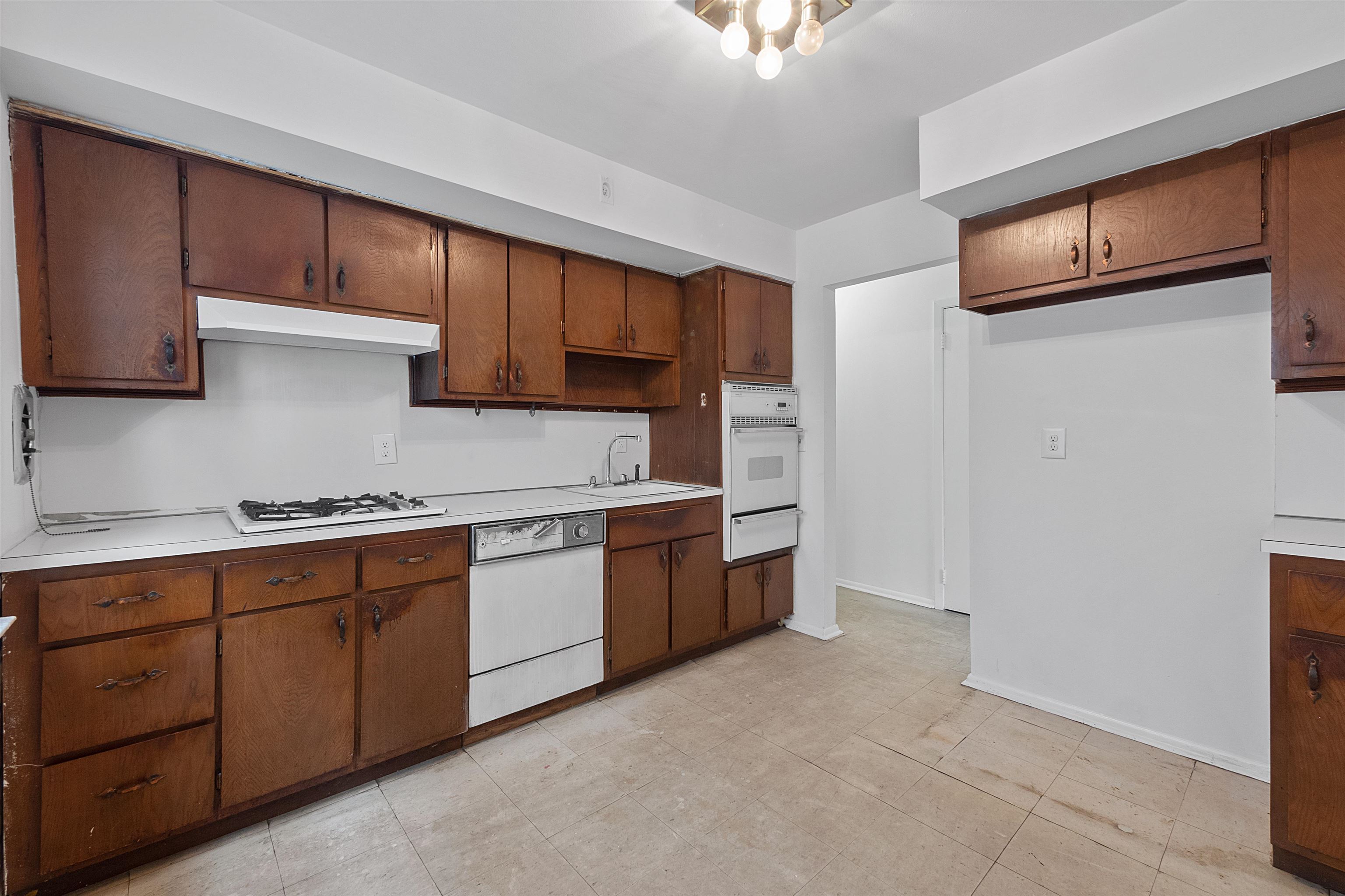 8 COLONIAL DR