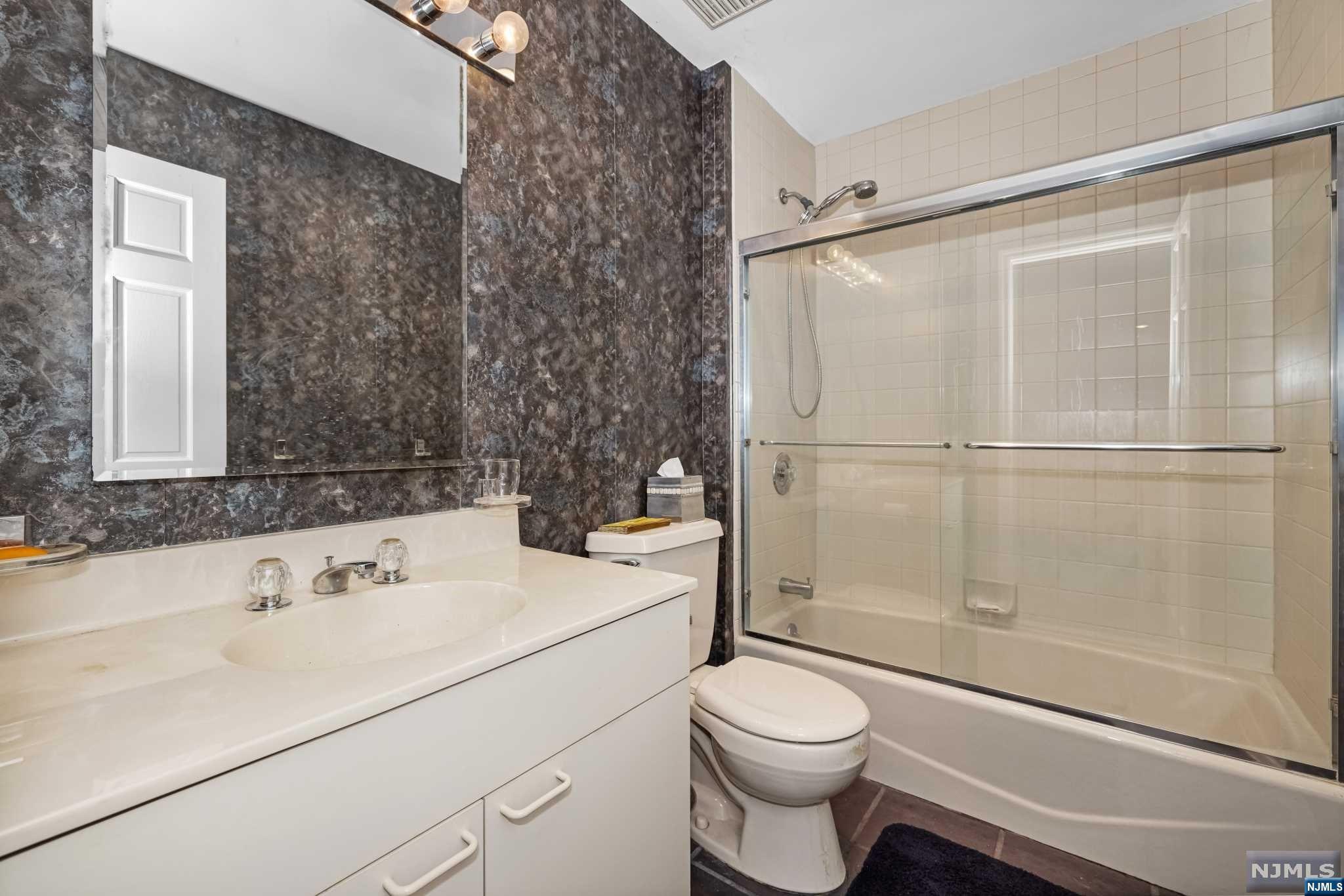 101 Lakeview Drive 101