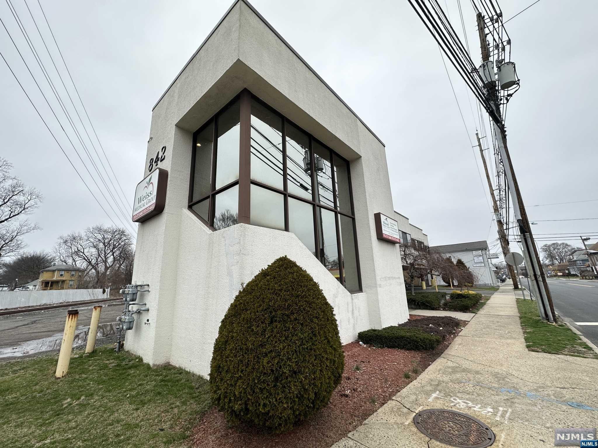 842 Avenue