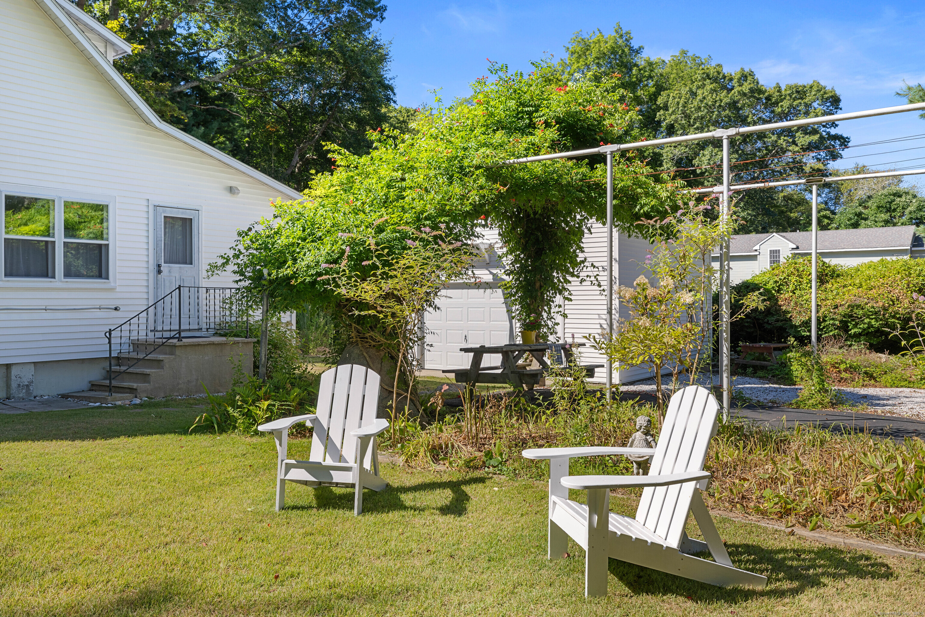 11 Sunset Avenue