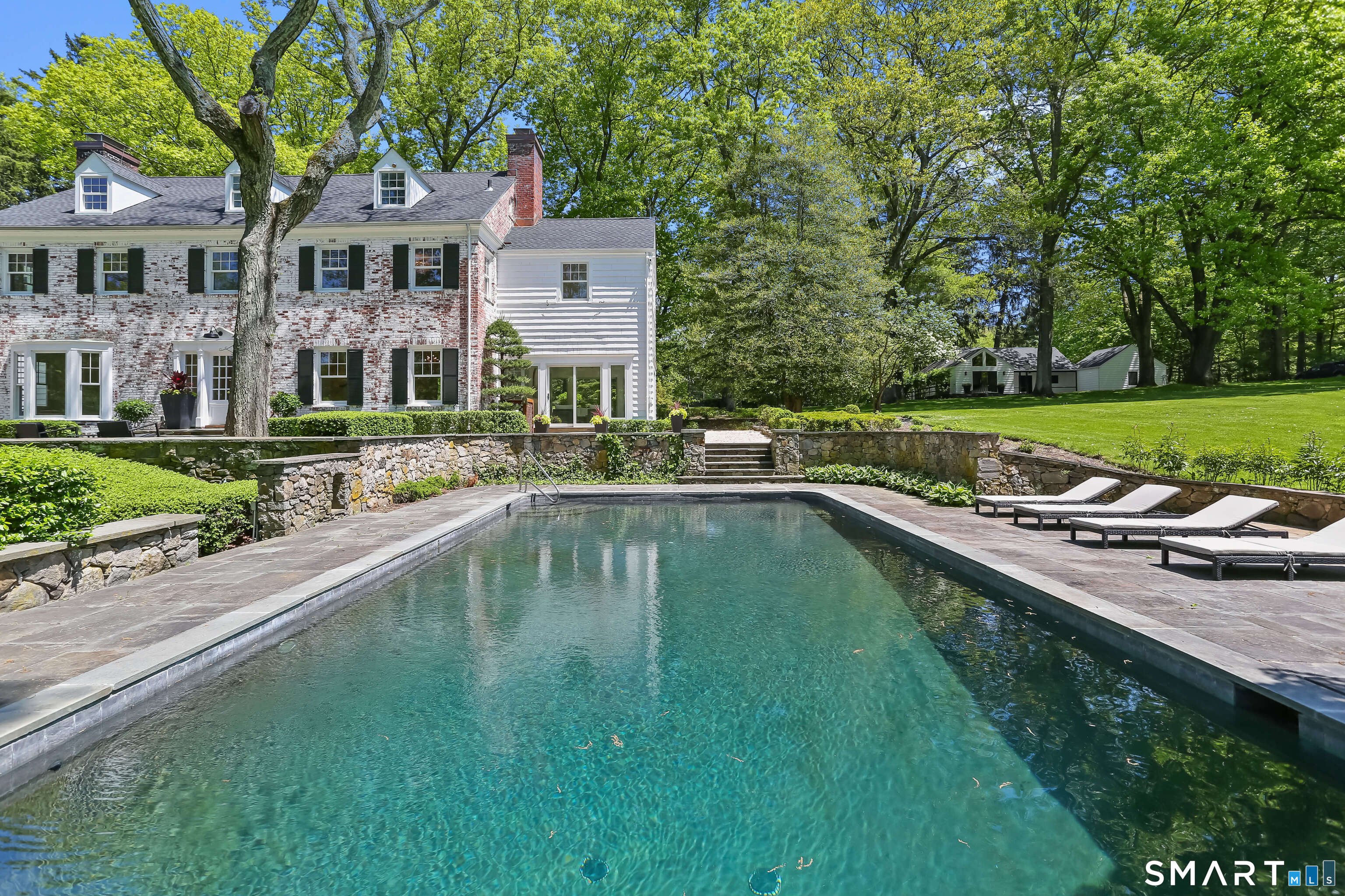 530 Round Hill Road