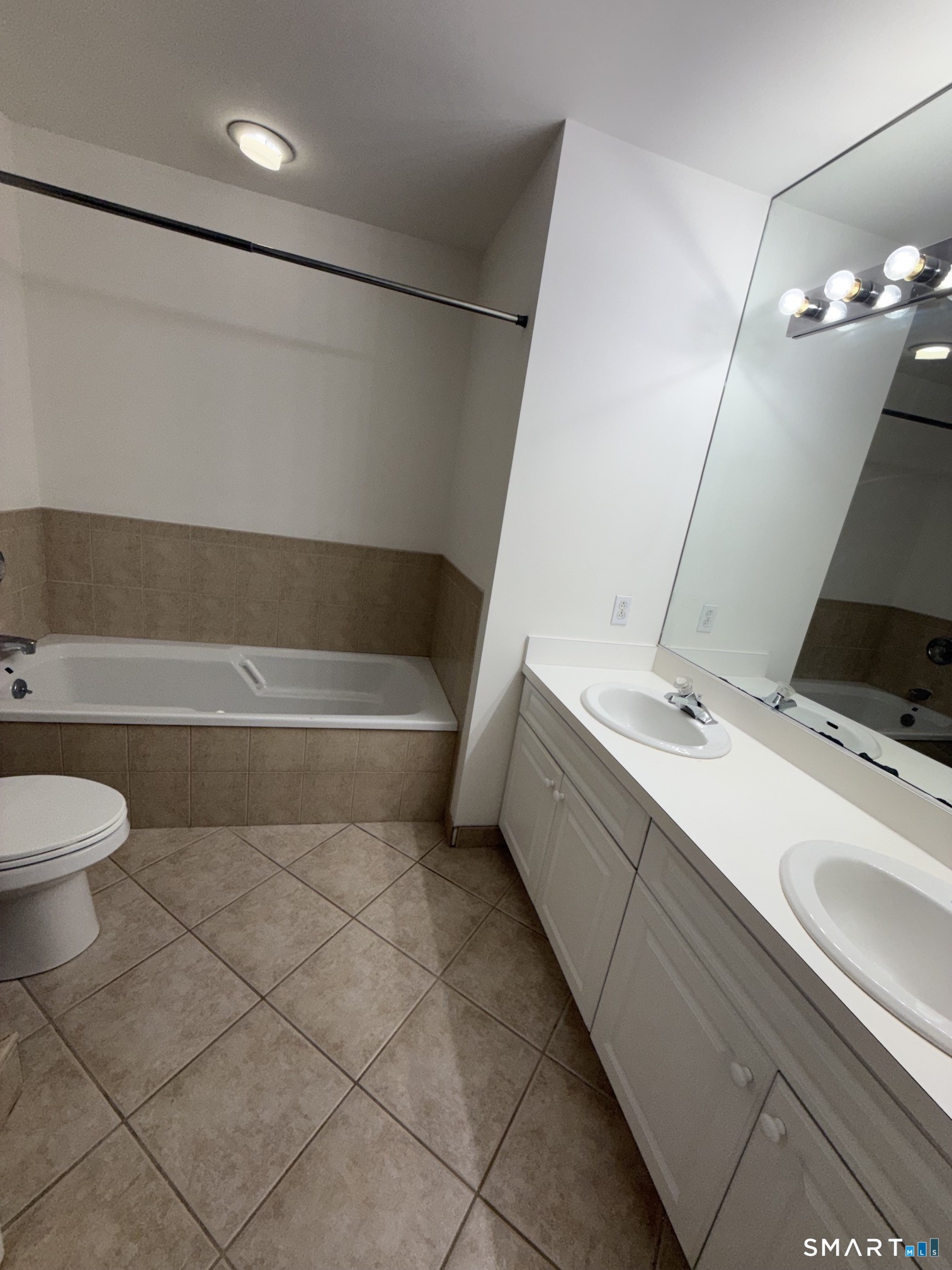 2435 Bedford Street Unit: 21CC