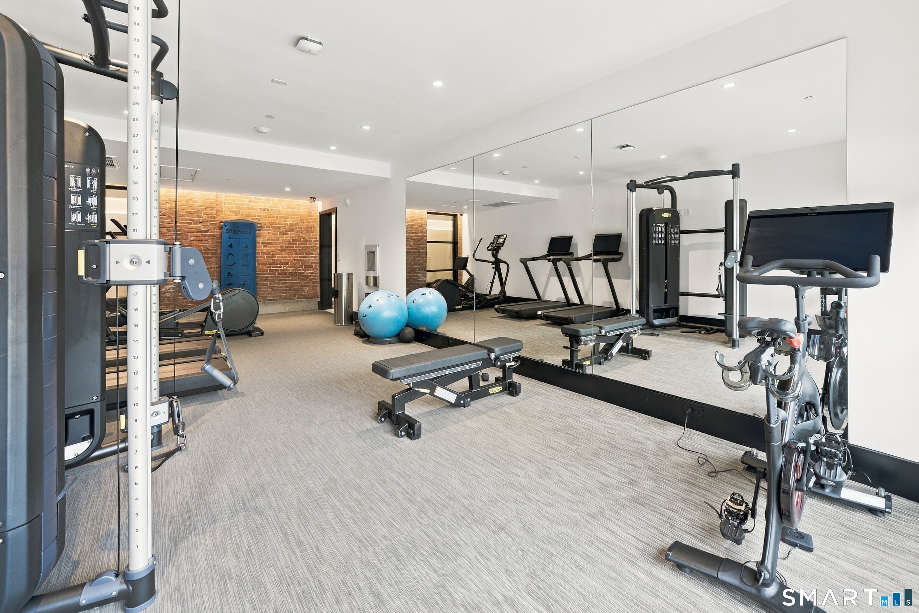 41 Richmondville Avenue Unit: 105