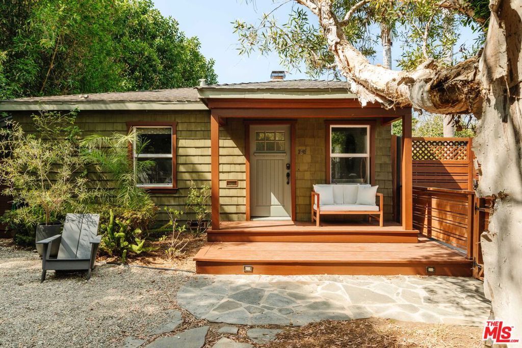 3949 Redwood Avenue