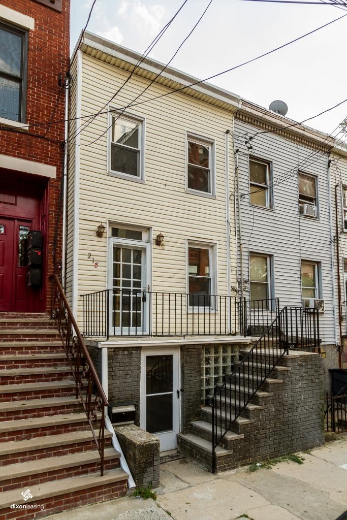 215 5TH ST