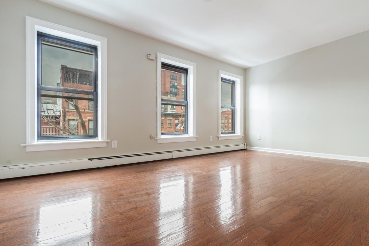 516 MANILA AVE