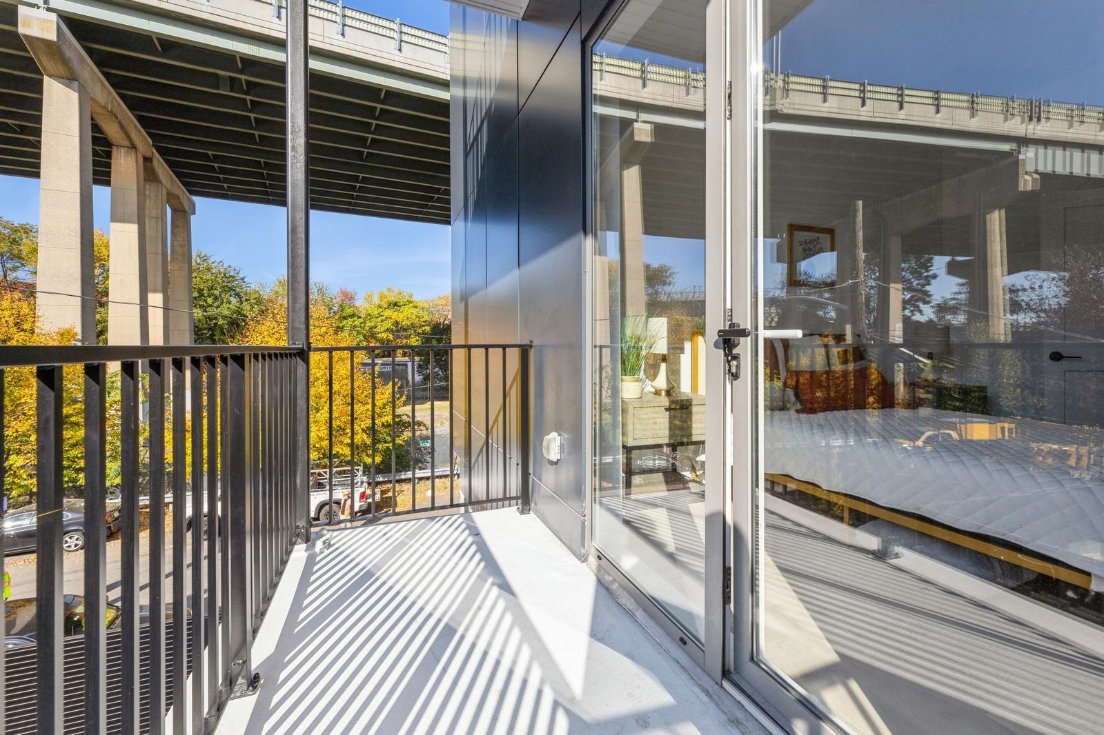 425 3RD ST Unit: 303