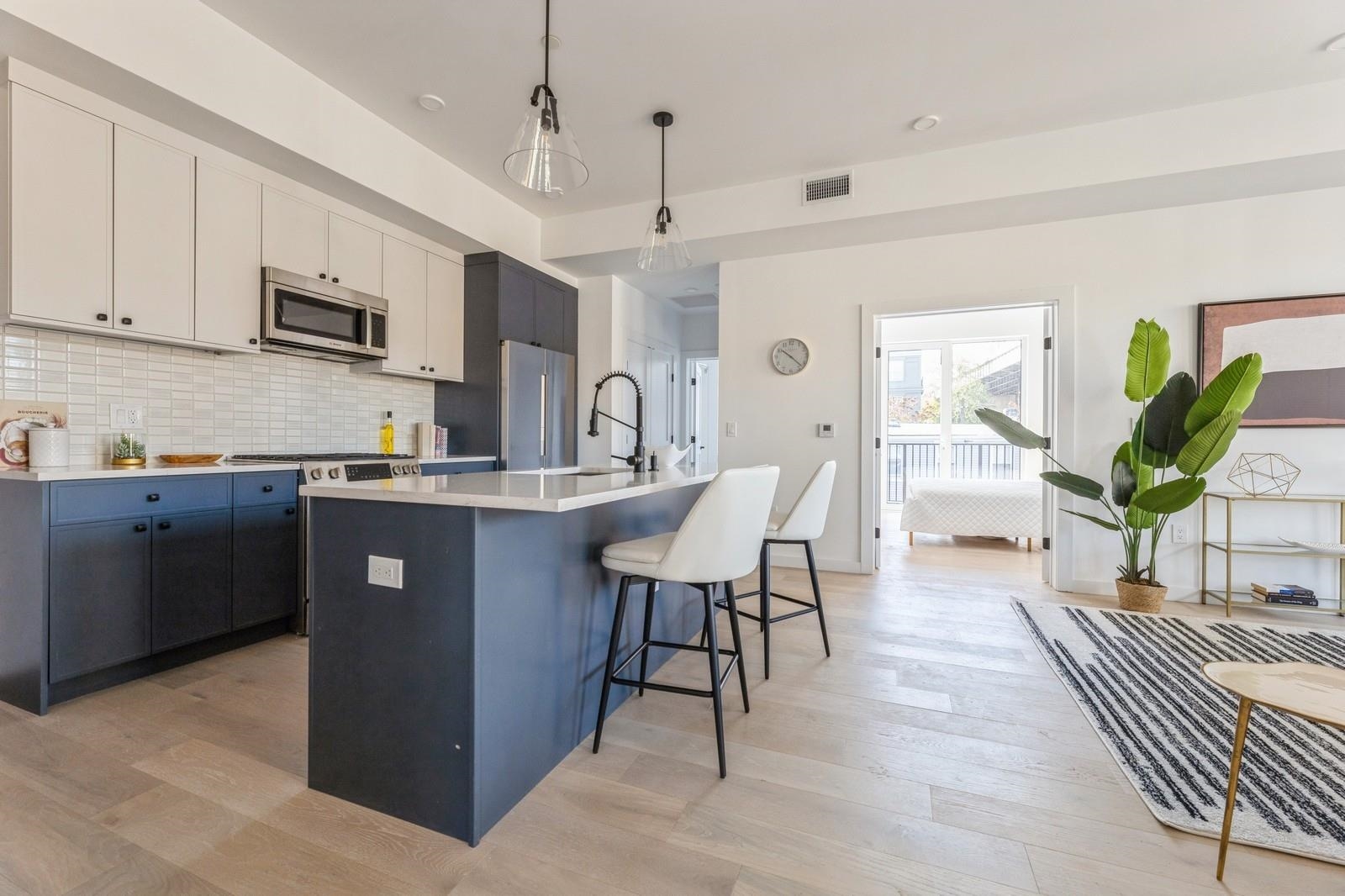425 3RD ST Unit: 303