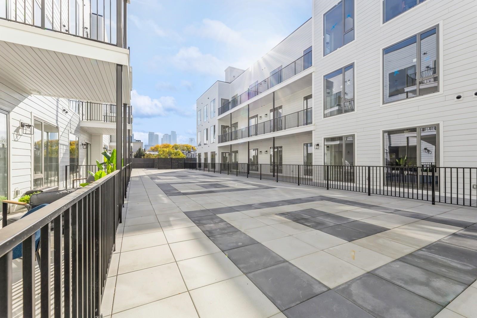 425 3RD ST Unit: 303