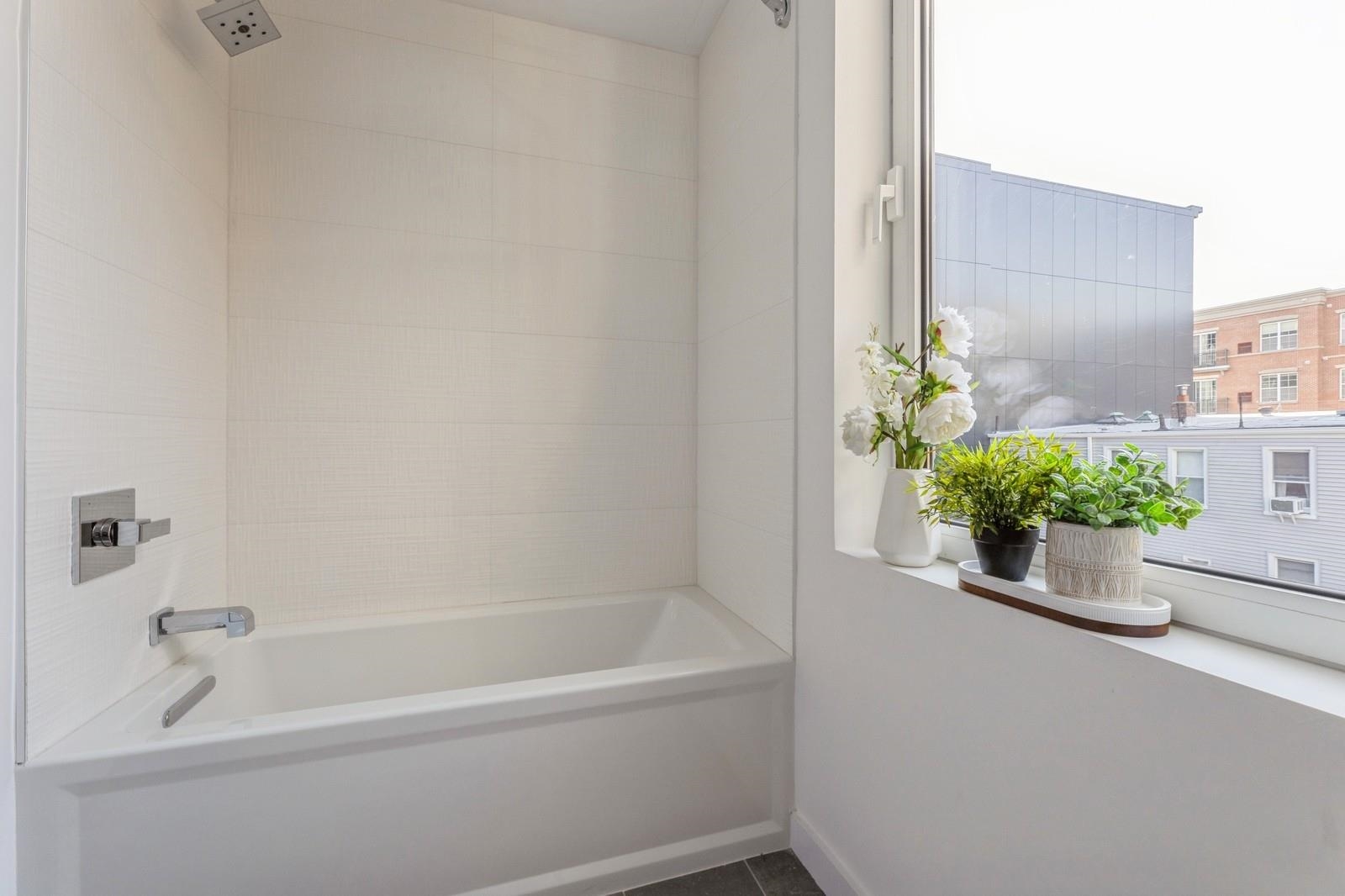 425 3RD ST Unit: 303
