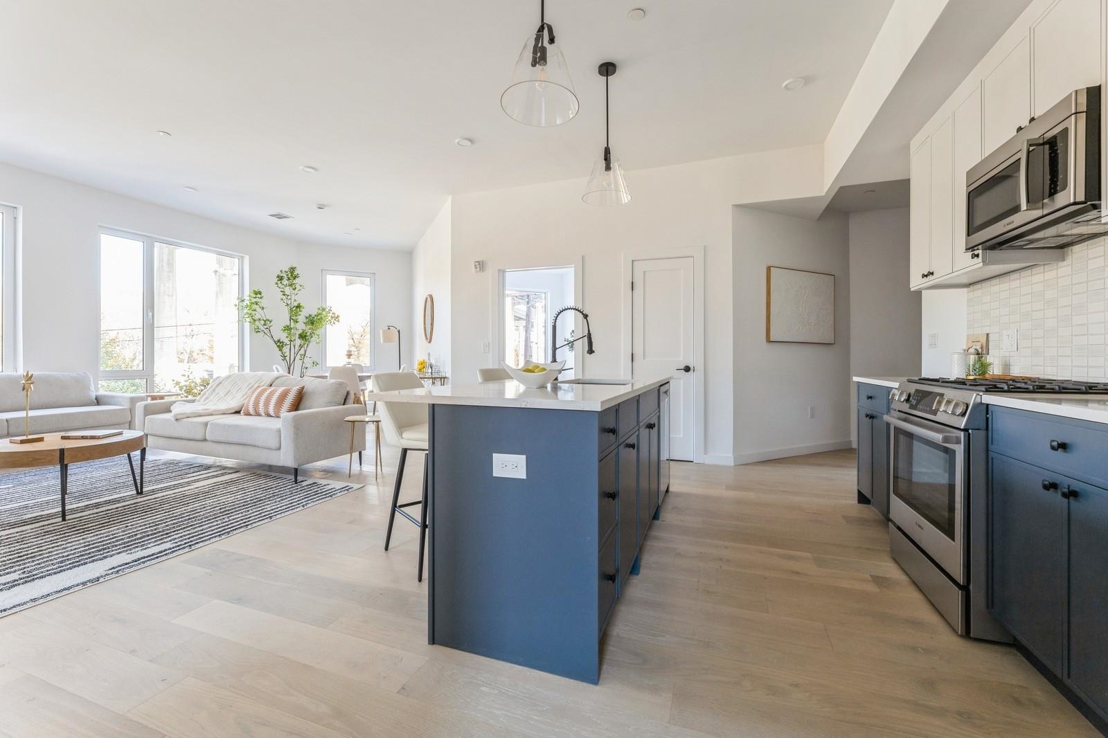 425 3RD ST Unit: 303