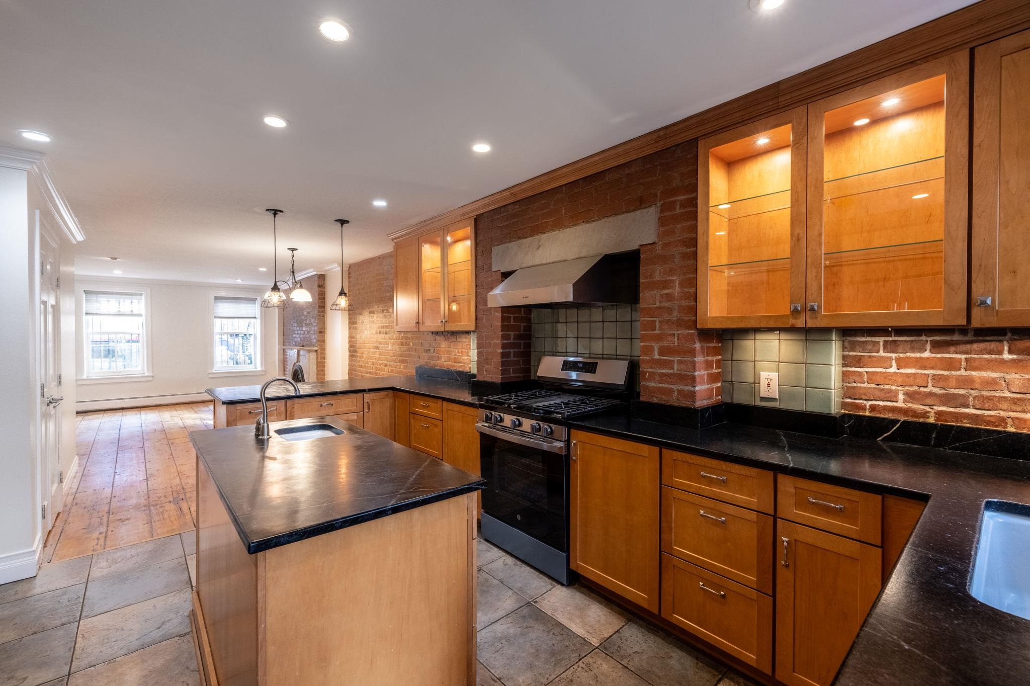 126 WAYNE ST Unit: 1
