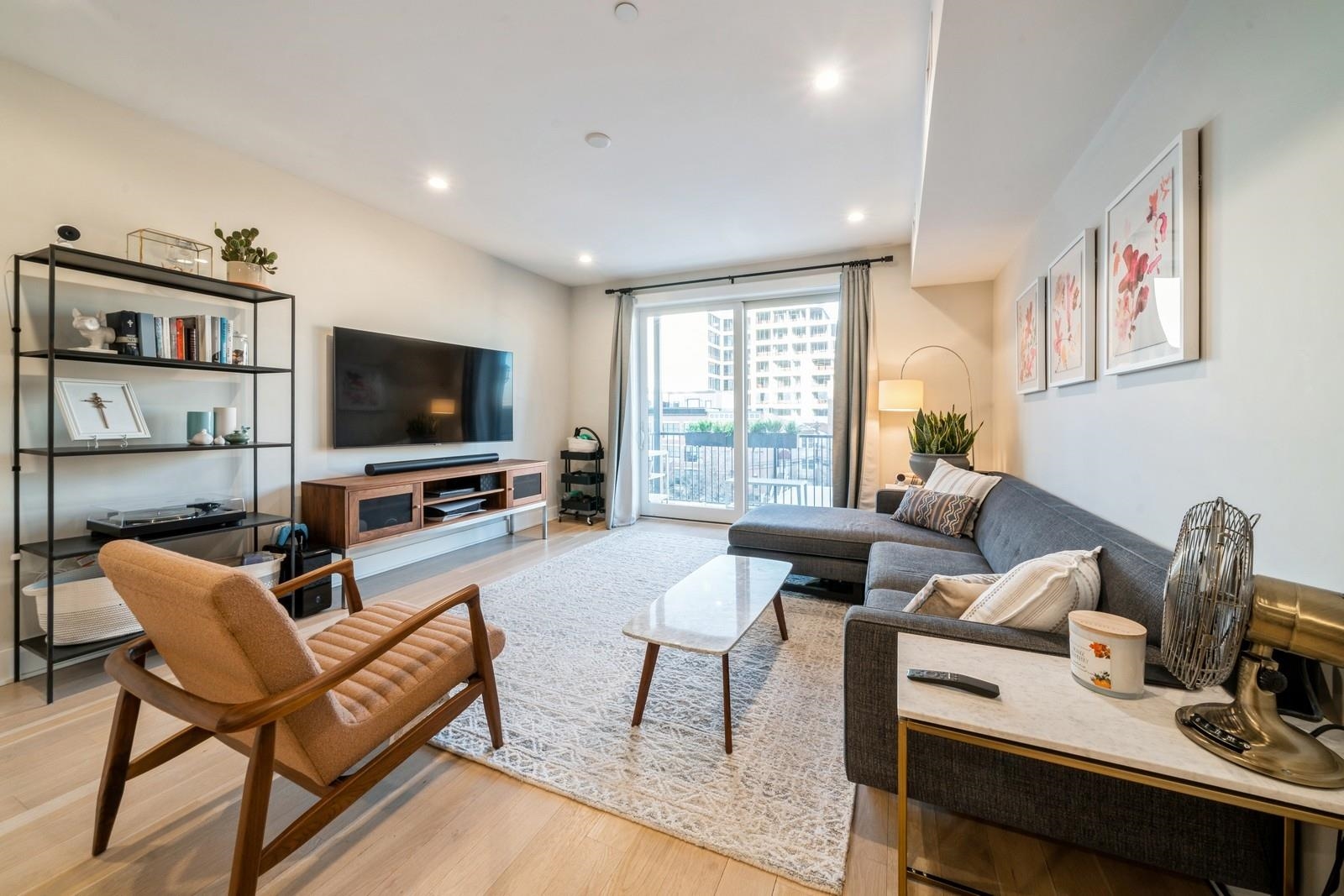 366 6TH ST Unit: 401