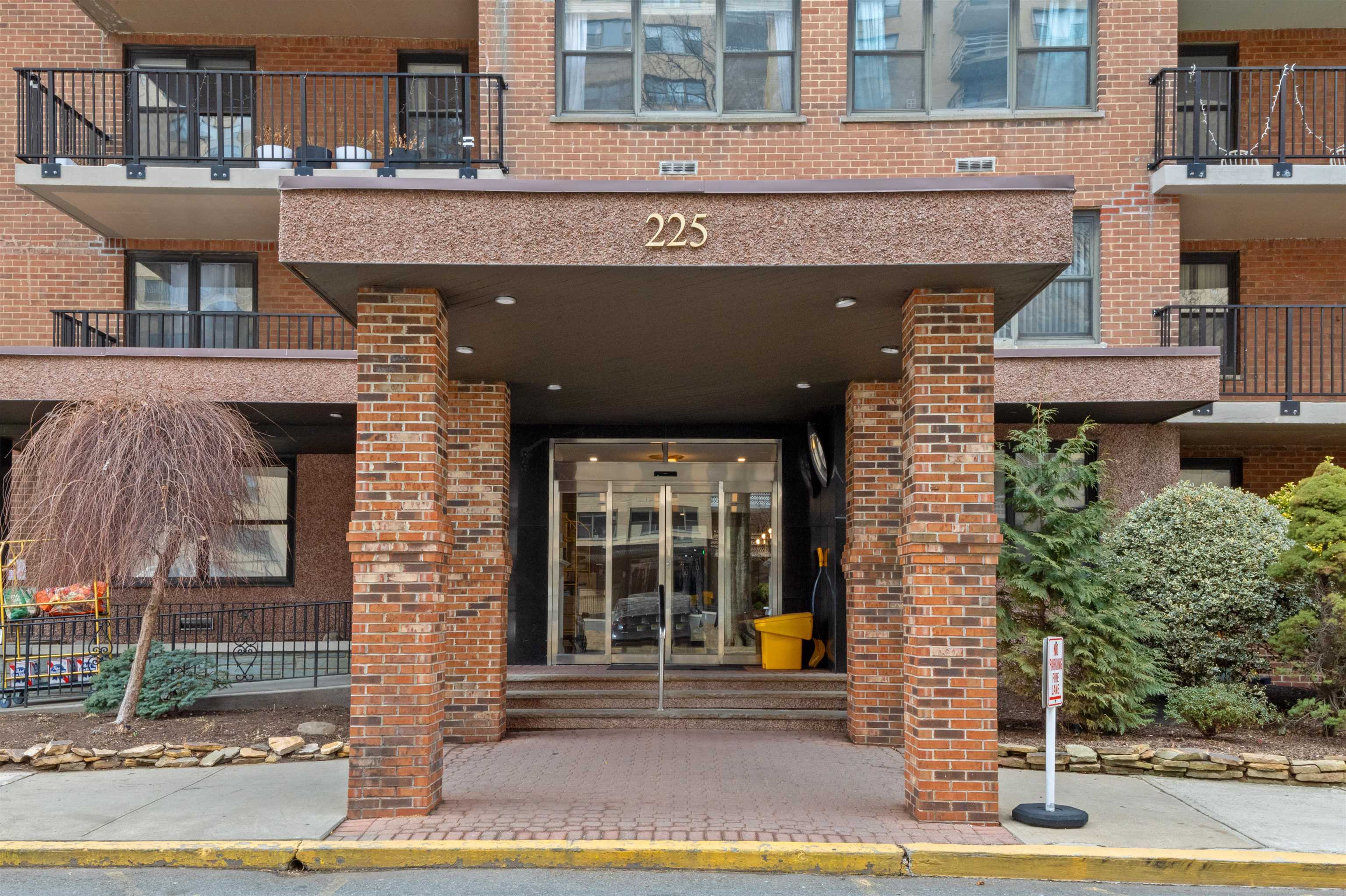 225 ST PAUL AVE Unit: 11A