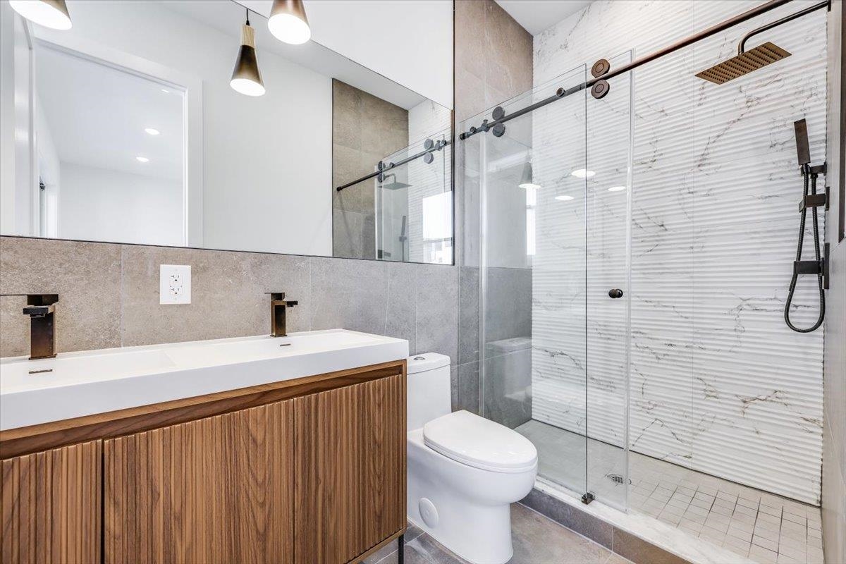 92 ZABRISKIE ST Unit: 1