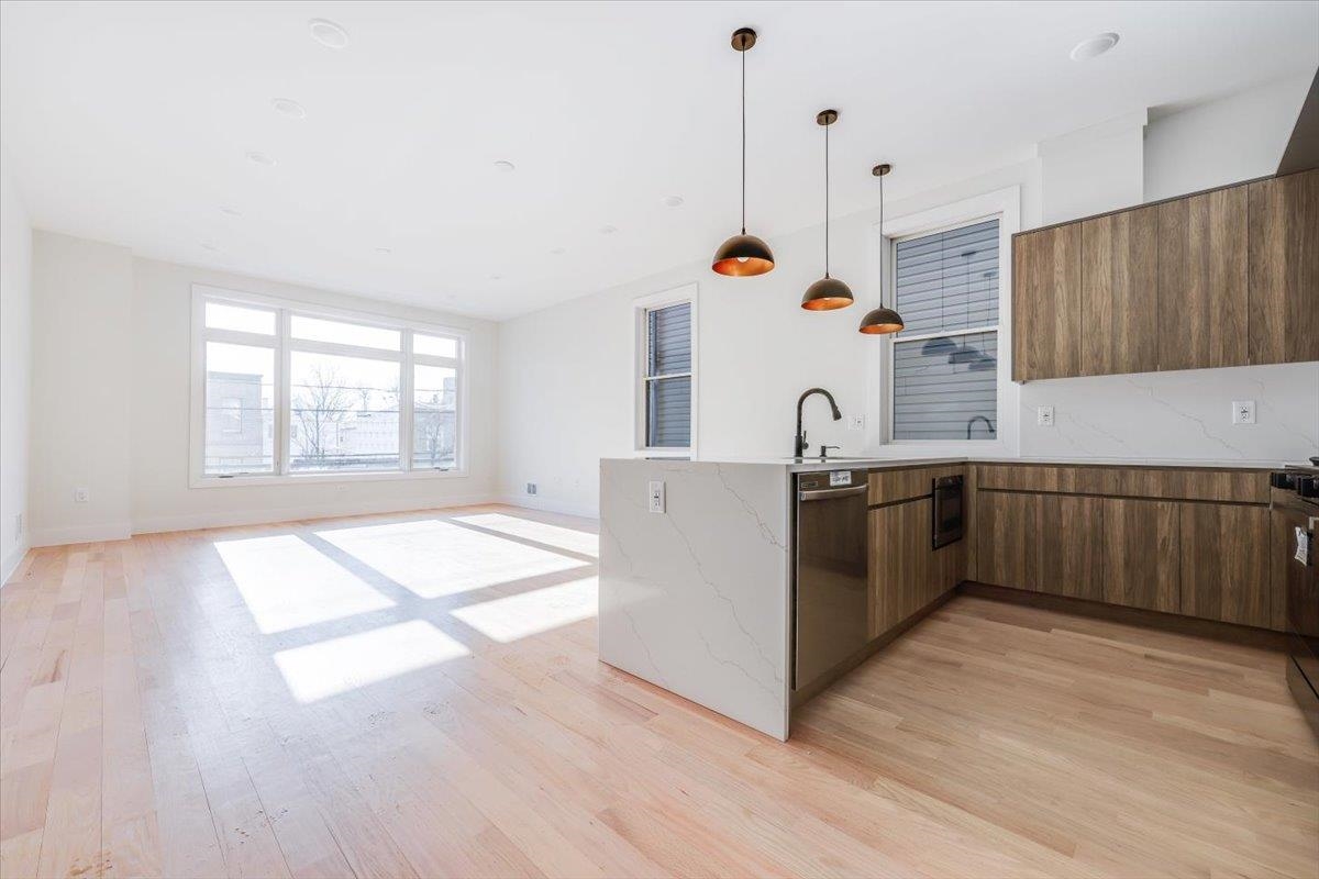 92 ZABRISKIE ST Unit: 1