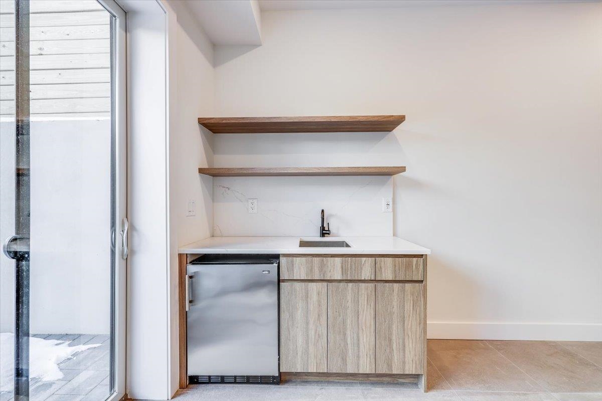 92 ZABRISKIE ST Unit: 1