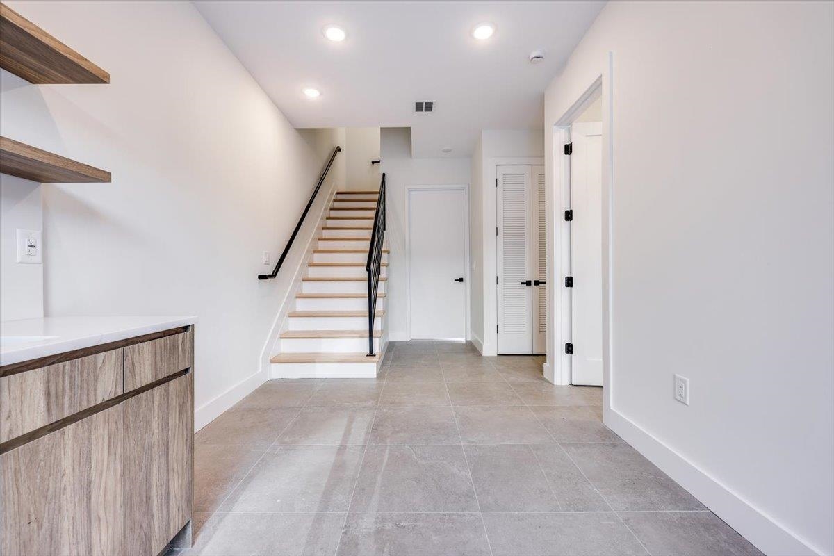 92 ZABRISKIE ST Unit: 1