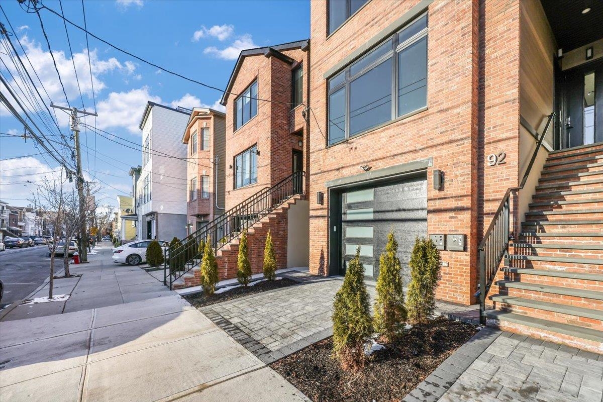 92 ZABRISKIE ST Unit: 1