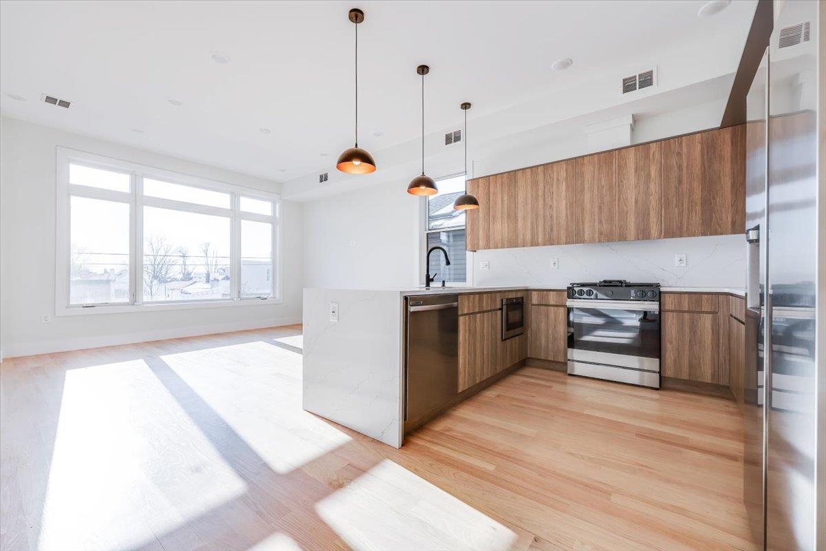 92 ZABRISKIE ST Unit: 2