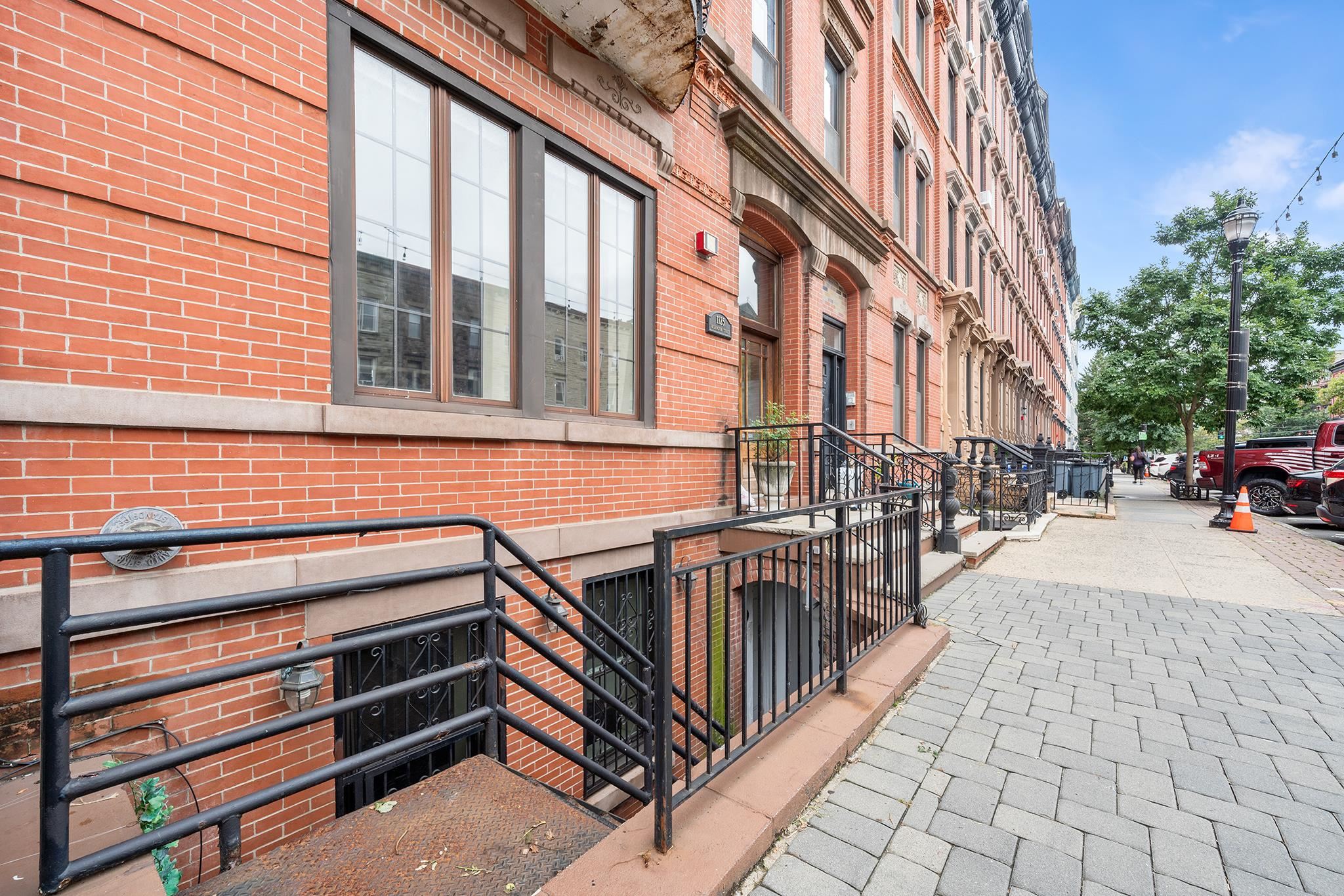 1125 WASHINGTON ST Unit: 1F