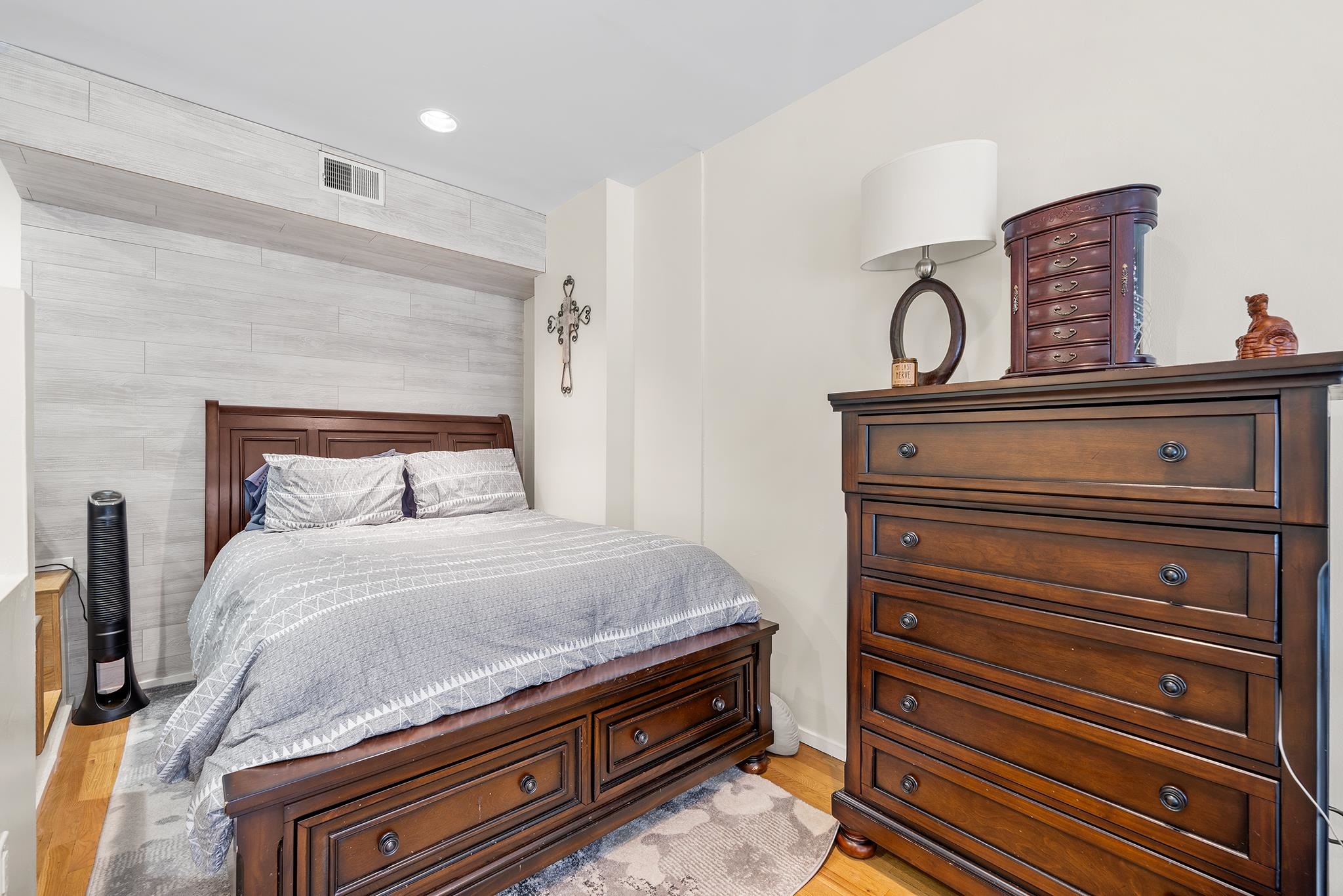 1125 WASHINGTON ST Unit: 1F