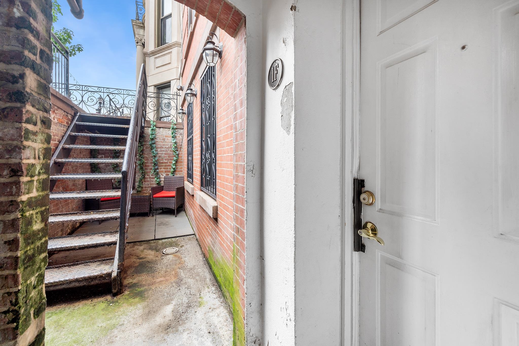 1125 WASHINGTON ST Unit: 1F