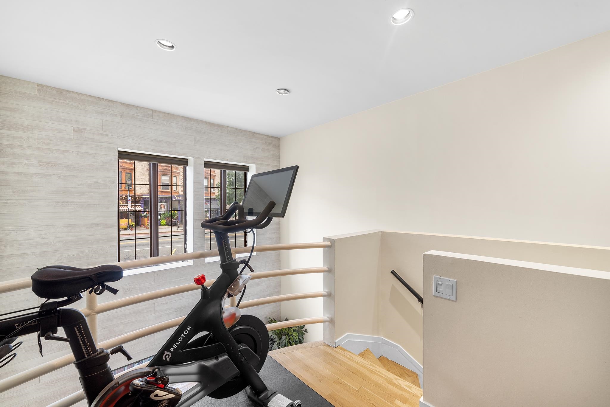 1125 WASHINGTON ST Unit: 1F